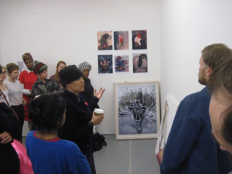 Ellen Gallagher talking to students at Chelsea College of Arts. Image courtesy of Jeff Dennis, lecturer on Fine Art.