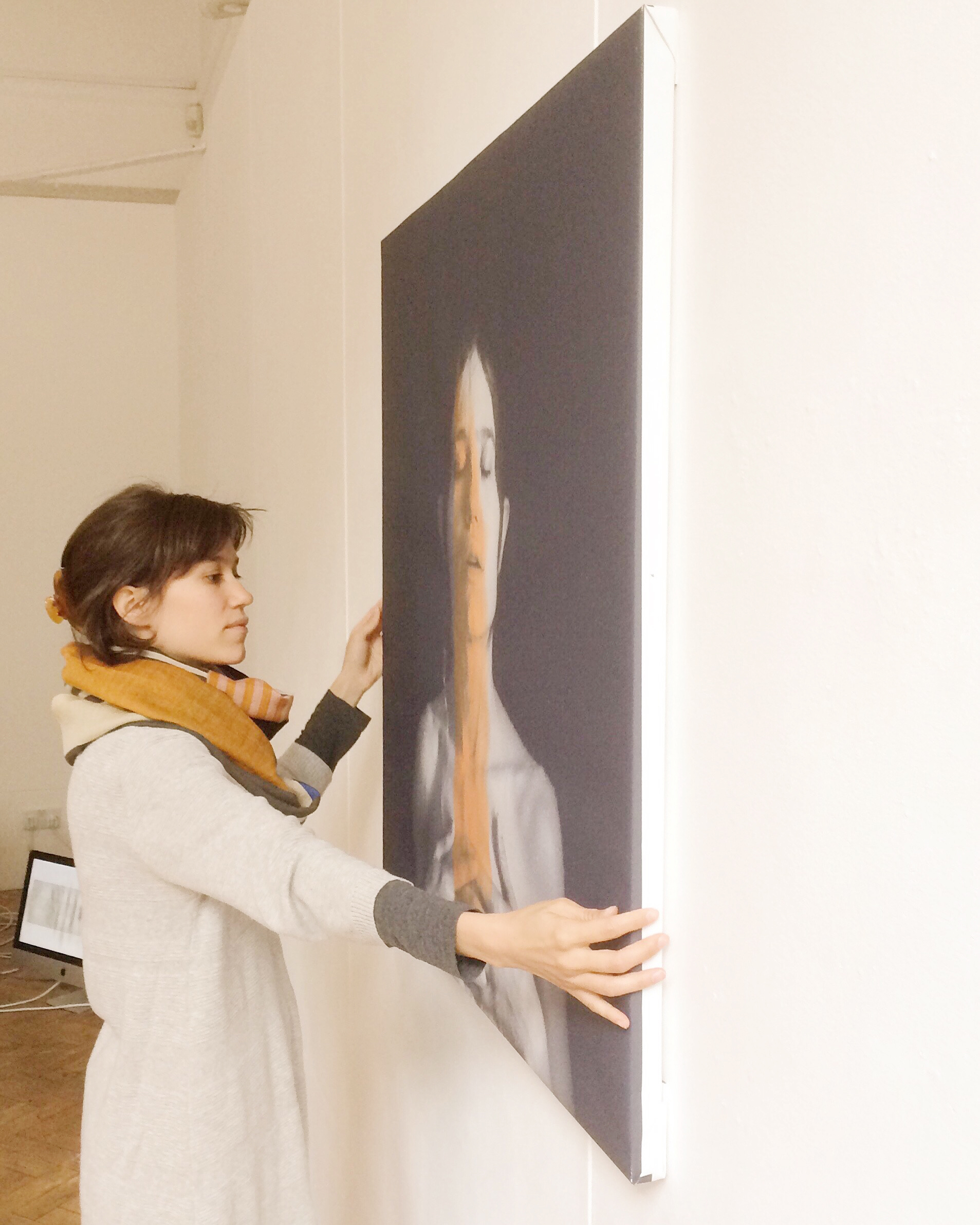 Clara Durán hanging her work