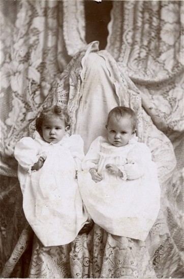 Victorian 'Hidden Mother' photograph