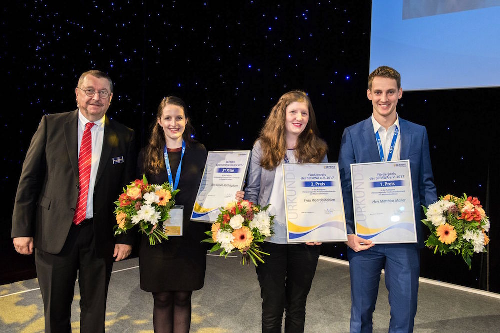 Aimee receives the award at the SEPAWA 2017 conference in Berlin.