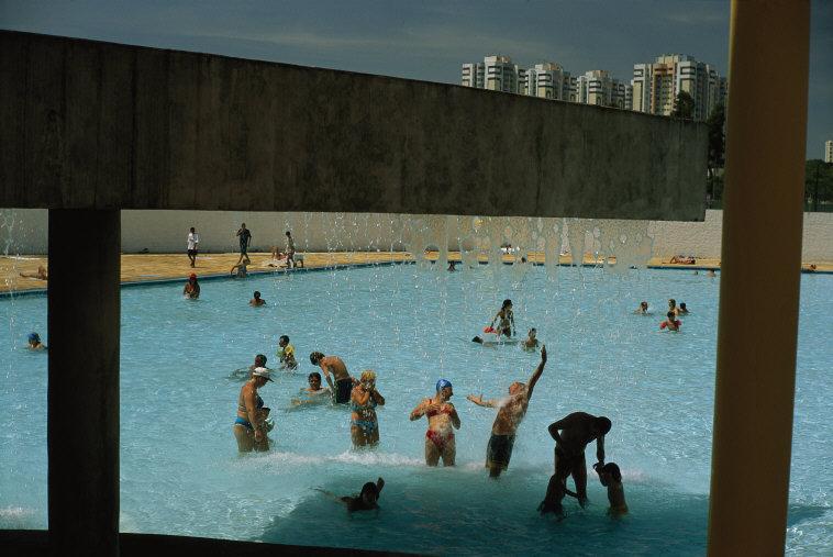 BRAZIL. Sao Paulo. The largest pool in Sao Paulo draws working class Paulistanos - but not the cities affluent population. "You would never see a rich person here" says a city resident. Terrified of crime, the wealthy live in walled, gated enclaves protected by armed guards. 2002.