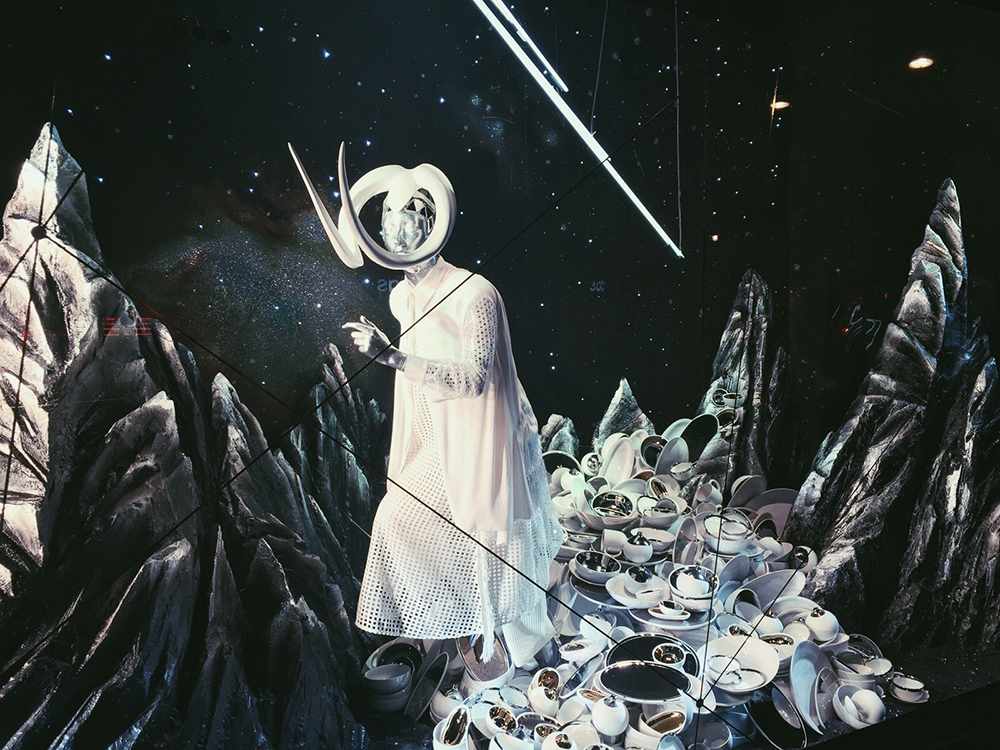 MA Fashion Artefact alumna Ana Rajcevic has created a headpiece for Selfridges Christmas Window display. 